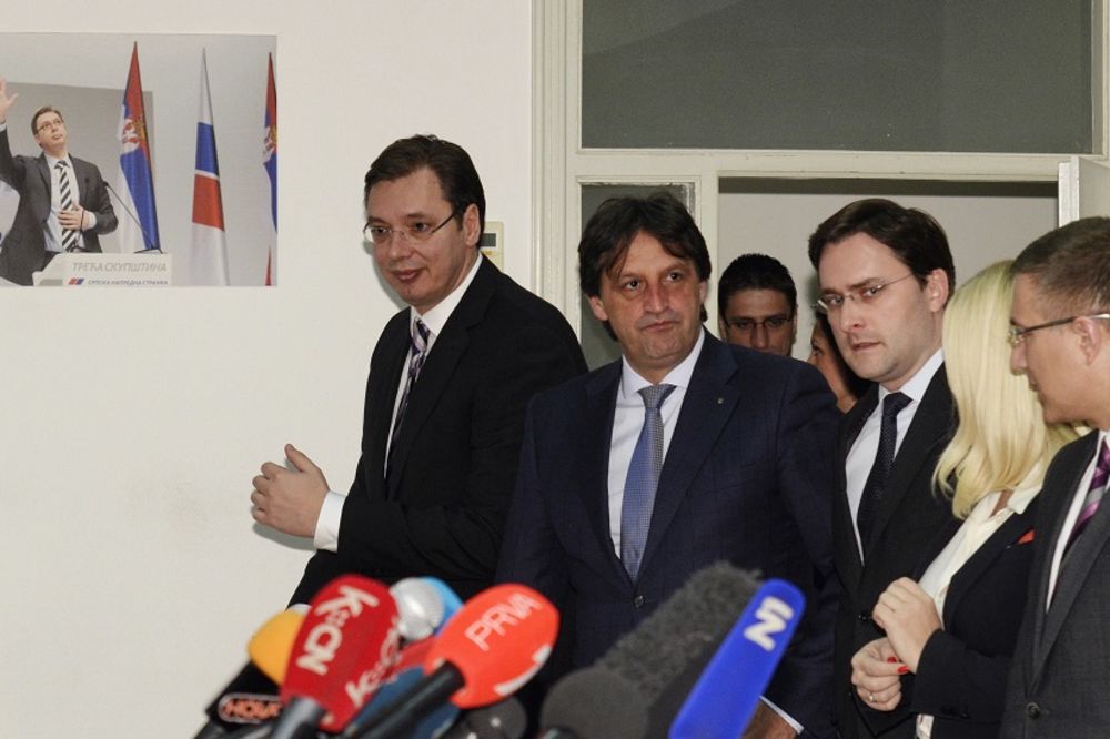 Stradala staklarija na stranačkim prostorijama SNS na Banovom brdu!