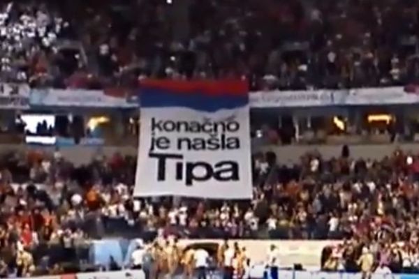 Transparent koji je oduševio Arenu: Tražila je dečka celo prvenstvo i za finale ga našla! (VIDEO)