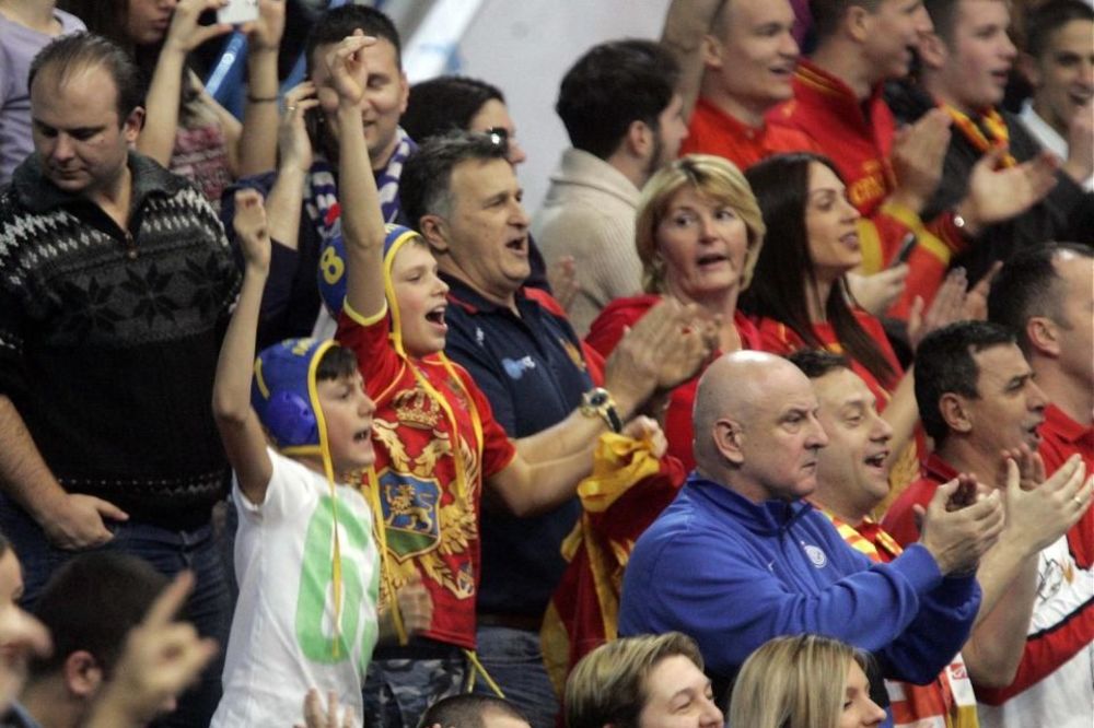 Zaglušujuća buka za himnu Crne Gore, a još jači zvižduci za njene igrače! (VIDEO)