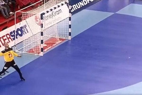 Hrvatskoj se smeje čitava Evropa: Kockasti primili gol sa drugog kraja terena! (VIDEO)