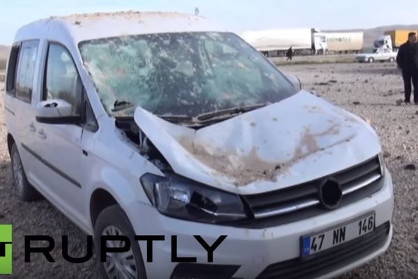Ostao samo krater posle eksplozije bombe u kolima! (VIDEO)