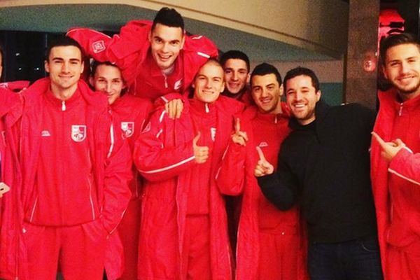 Pohvalio se slikom sa ruskim košarkašima, a u stvari su fudbaleri Radničkog iz Niša! (FOTO)