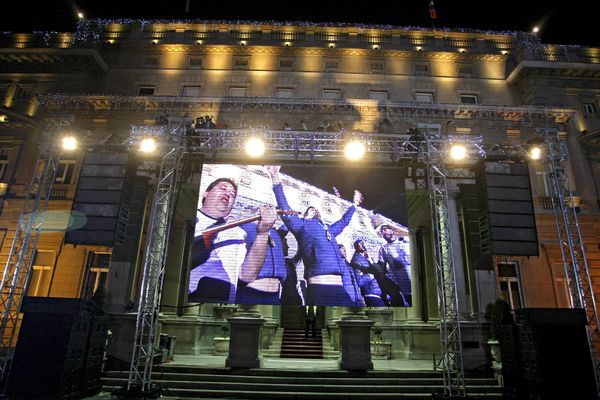 Bruka i sramota! SNS botovi na balkonu umesto mladih matematičara! (FOTO)