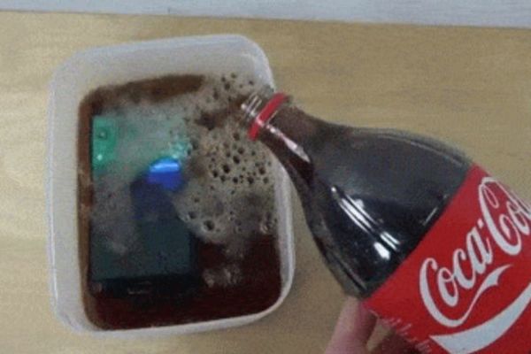 Da li znate šta se desi kada potopite telefon u Koka kolu? (GIF)