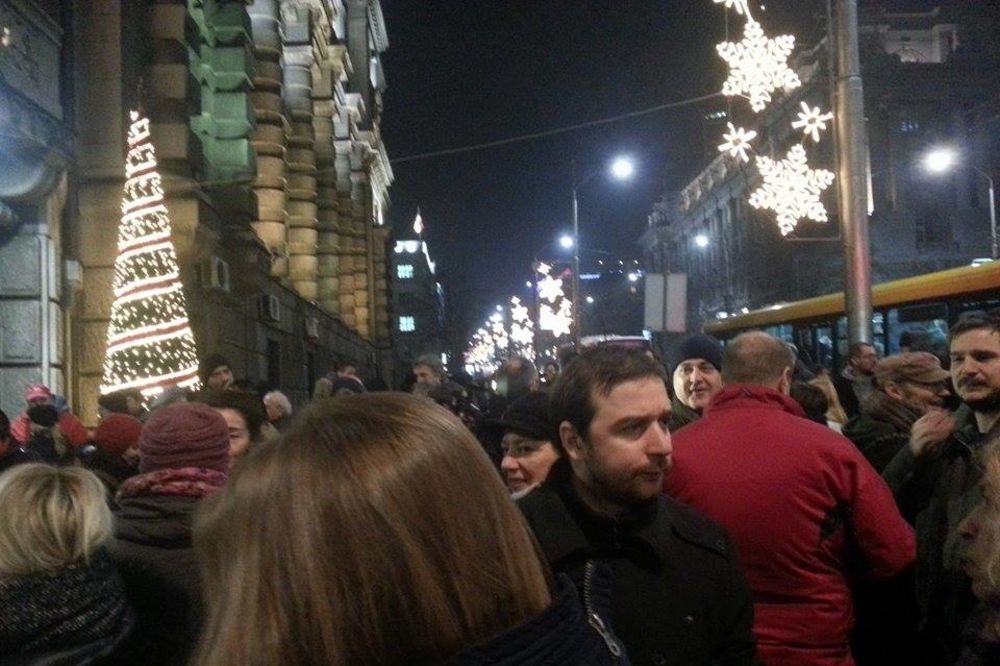 Novinari i fotoreporteri neće da kleče: Počeli protesti širom Srbije! (FOTO)