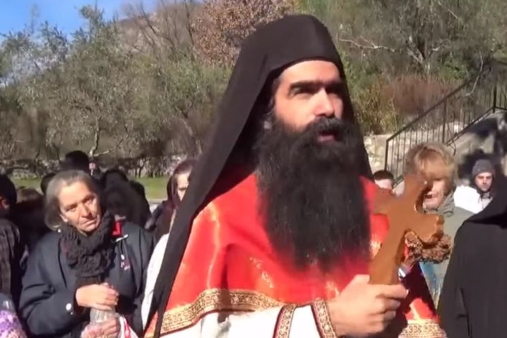 Pop i dop: Srpski sveštenik se žali da je heroin nikakav! (VIDEO)