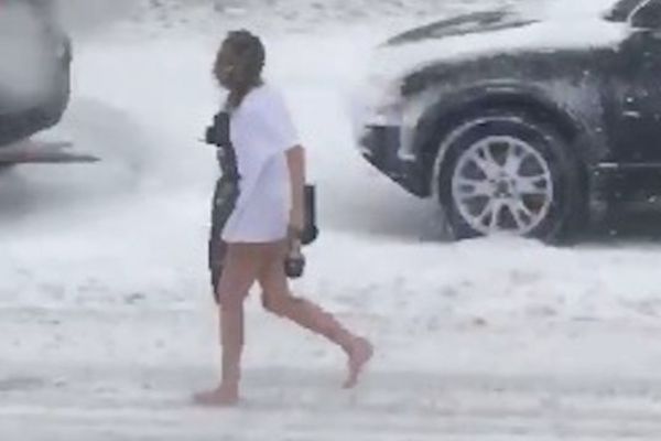 Hodala bosa po snegu: Polugola Amerikanka je jača od kijameta! (VIDEO)