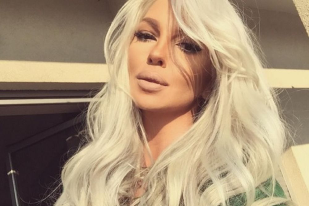 Karleuša za 52 dolara: Diva reklamira odeću na kineskom sajtu! (FOTO)