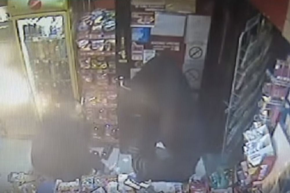 Daj pare, daj pare: Jeziv snimak pljačke mesarskim nožem u Obrenovcu! (AUDIO) (UZNEMIRUJUĆI VIDEO)