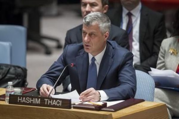 Ofarbaše Tačija! Nepoznati napadači polili ga bojom usred Prištine!