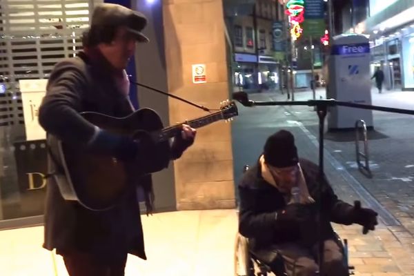 Dao je mikrofon beskućniku u invalidskim kolicima, a onda je on zapevao kao anđeo! (VIDEO)