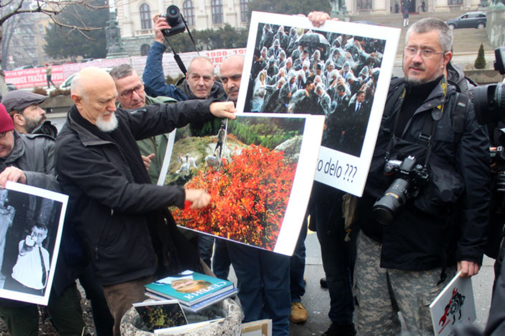 Zakon ne sme proći! Nezadovoljni fotografi i fotoreporteri ispred Skupštine (FOTO)