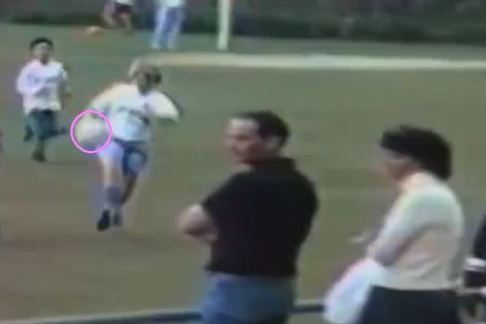 Snimljeno u pravom momentu: Ove nesreće na fudbalskim terenima će vas nasmejati do suza! (VIDEO)