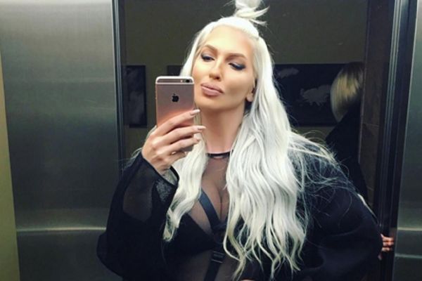 Sad je preterala: Jelena Karleuša udarila momka na nastupu! (VIDEO)
