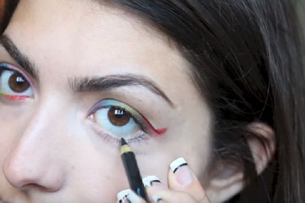 Najnoviji šminkerski trik: Stavila je bojice u vodu i napravila ludilo na očima! (VIDEO)