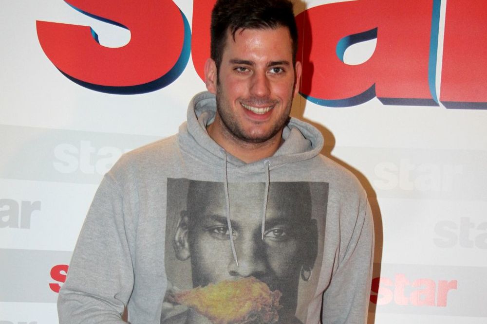 Reagovalo obezbeđenje: Željko Stojanović pravio haos u Parovima! (VIDEO)