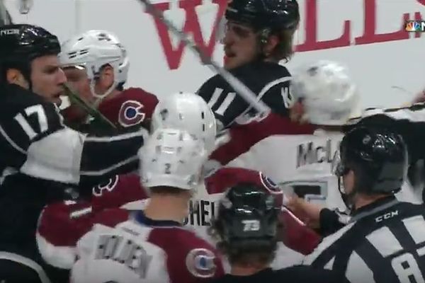 Kod njega nema pardona: Srpski hokejaš nokautirao sudiju na utakmici! (VIDEO)