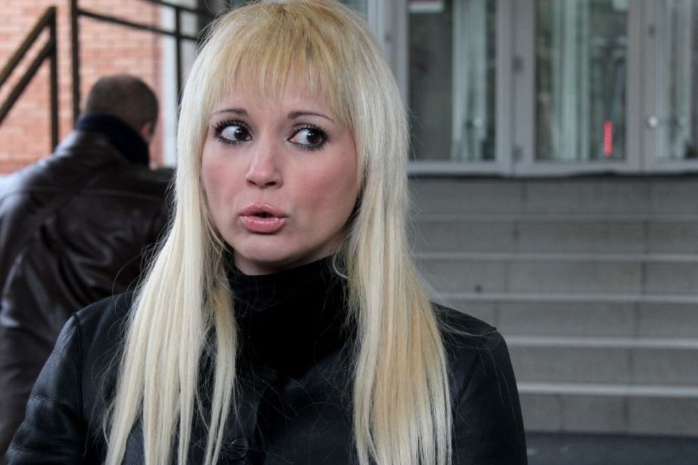 Zaboravićete na Mimi Oro kad čujete ovaj blam Maje Nikolić! Evo kako je čestitala SRPSKU slavu!