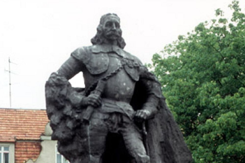 Uz malo snega, spomenik u Poljskoj zaličio na Darta Vejdera! (FOTO)