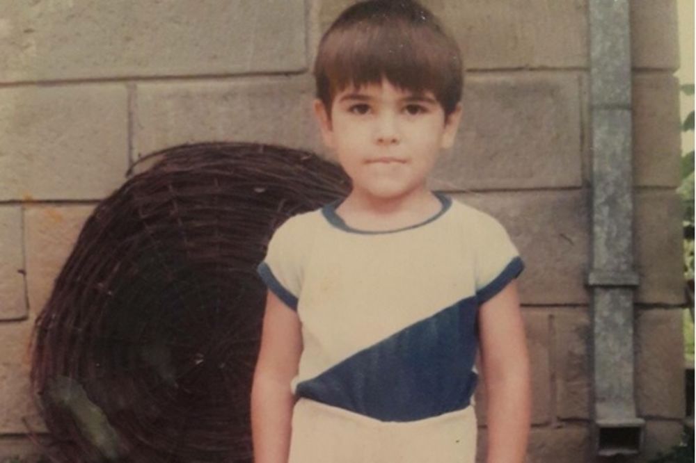 Ko je ovaj dečačić na slici? Prepoznajete li najzgodnijeg farmera? (FOTO)