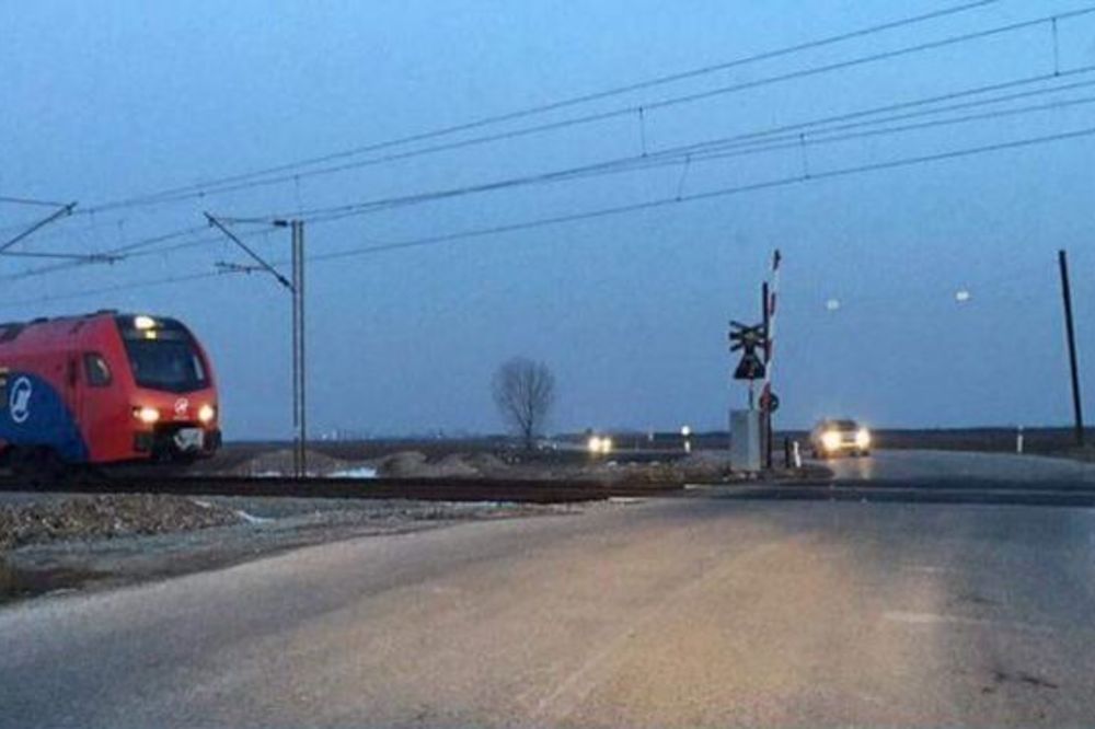 Piči voz, a rampa dignuta! Poginuće neko! (FOTO)