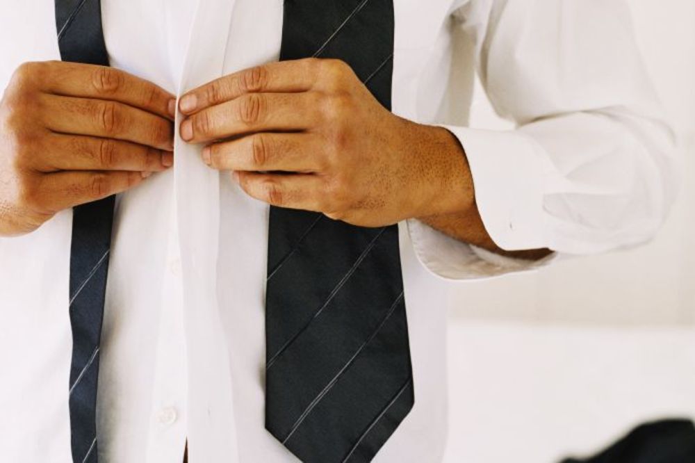 Zašto su dugmad na muškoj odeći sa desne strane? (GIF) (FOTO)