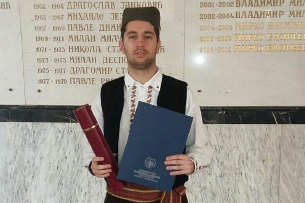 Zapalio društvene mreže: Diplomu Pravnog u Beogradu primio u srpskoj nošnji! (FOTO)