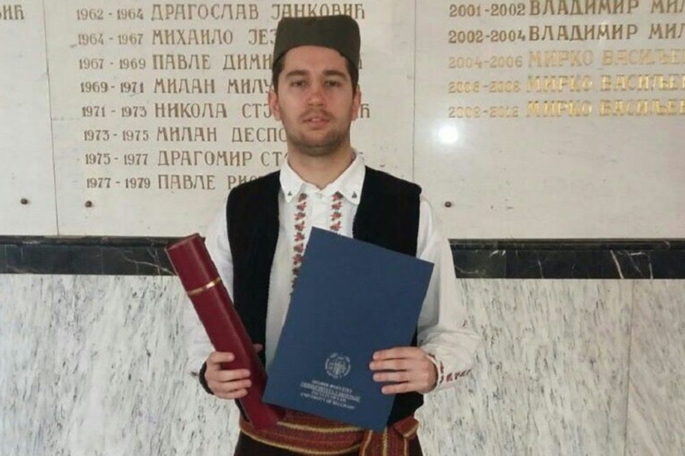 Zapalio društvene mreže: Diplomu Pravnog u Beogradu primio u srpskoj nošnji! (FOTO)
