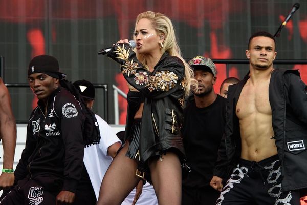 Grudi na izvolte: Skinula se Rita Ora! (FOTO) (18+)