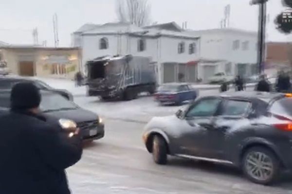 E, to je prava vožnja: Najbolji momenti sa ledene raskrsnice u Azejberdžanu! (VIDEO)