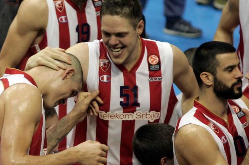 Ono kad Delije pevaju Cirbesu: Danas nam je divan dan, divan dan... (VIDEO)