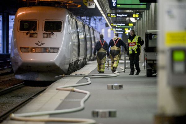 I posle Srbi divljaci: Užasan snimak - Šveđani brutalno tuku migrante i njihovu decu! (VIDEO)