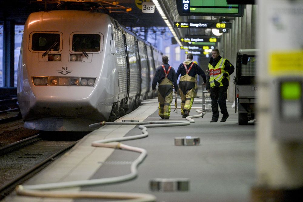 I posle Srbi divljaci: Užasan snimak - Šveđani brutalno tuku migrante i njihovu decu! (VIDEO)
