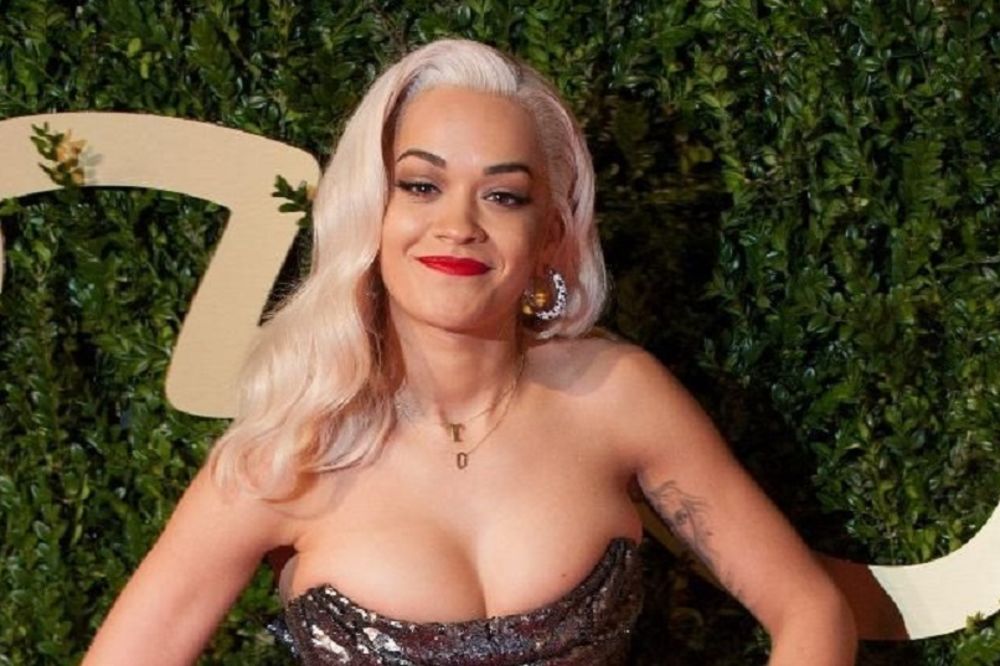 Albanska lepotica pokazala sve: Rita Ora za klavirom gola (18+ FOTO)