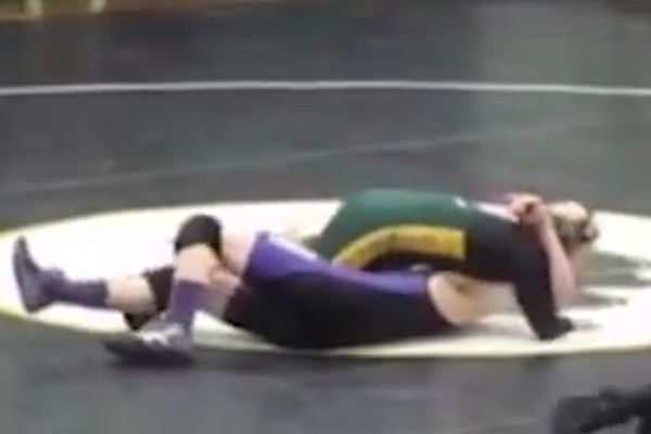 Neporaženi rvač pustio protivnika sa Daunovim sindromom da mu nanese prvi poraz! (VIDEO)