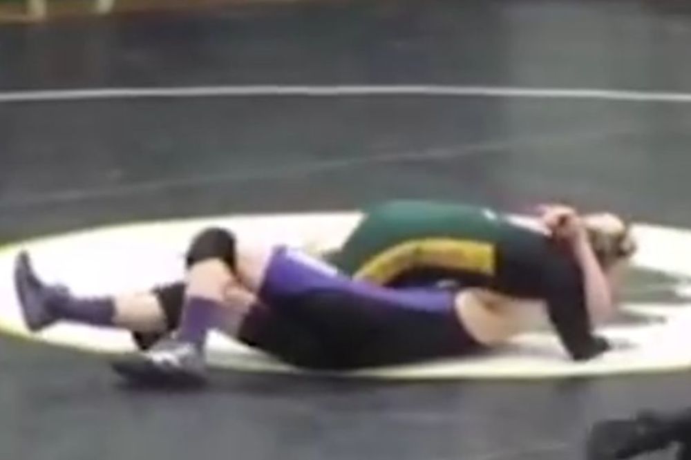 Neporaženi rvač pustio protivnika sa Daunovim sindromom da mu nanese prvi poraz! (VIDEO)