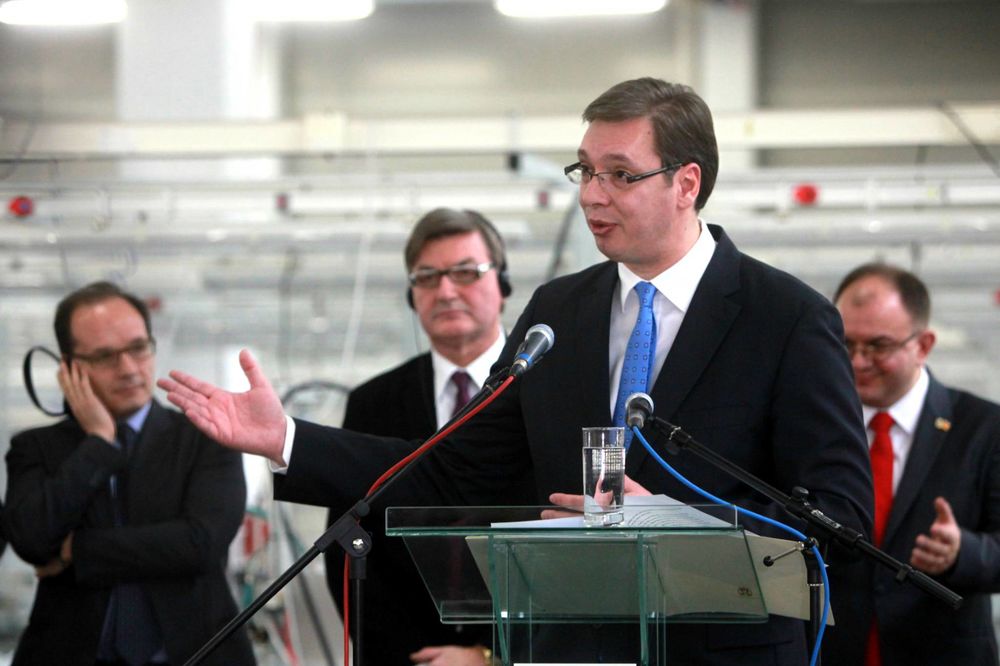 Vučić Vranjancima: Kad budete šetali svetskim metropolama videćete cipele koje vi pravite! (FOTO)