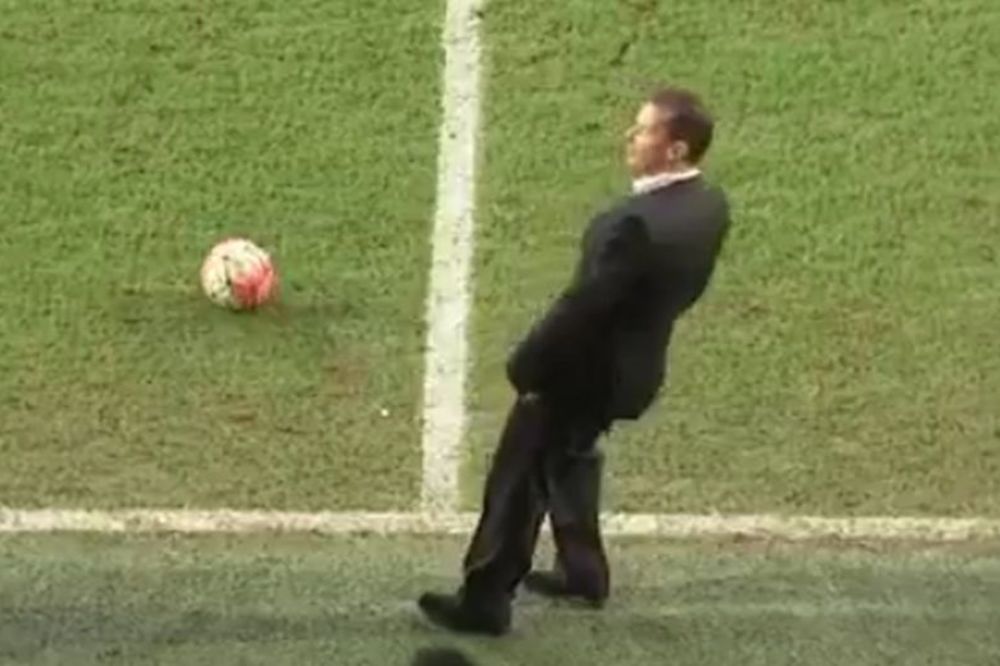 Luđi je od Limenog: Neverovatno je šta je uradio trener engleskog trećeligaša! (VIDEO)