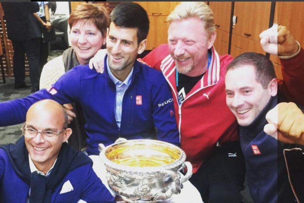 Đokovićev šampionski selfi sa peharom i stručnim štabom iz svlačionice! (FOTO)