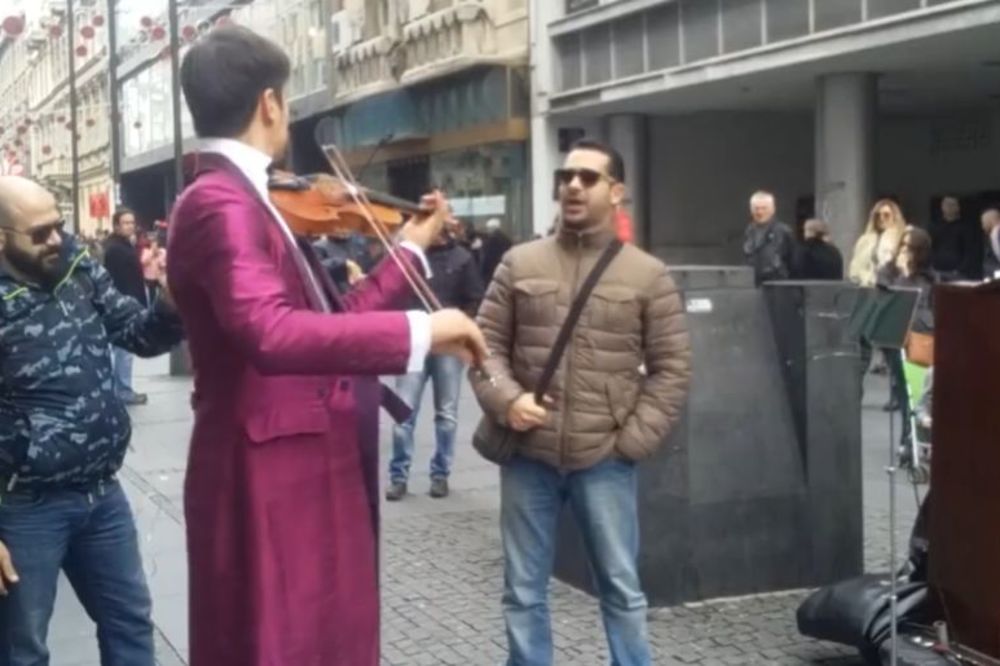 Pokidao: Pogledajte kako je ovaj Italijan otpevao ariju u centru Beograda (VIDEO)