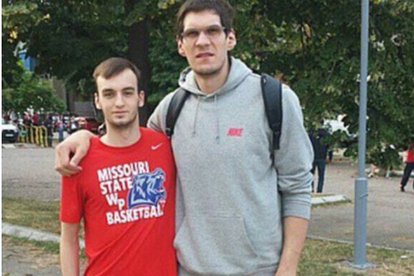 Nećete verovati koliko je visok ovaj džin pored našeg Bobija? (FOTO)