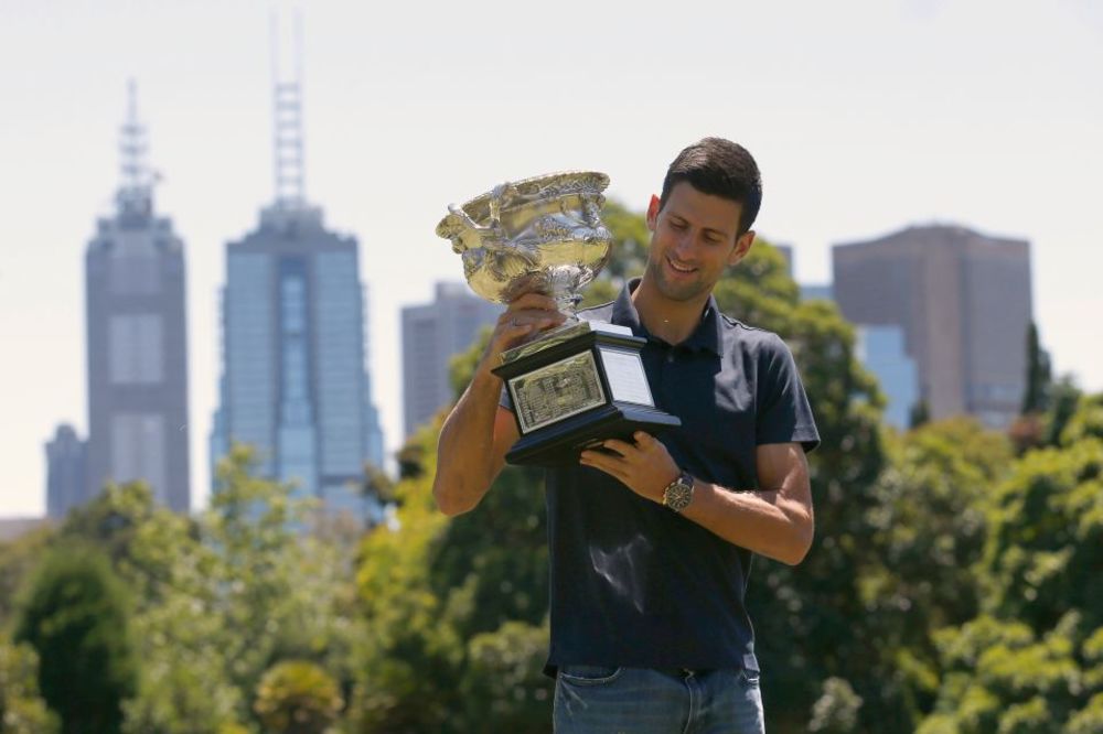 Novak se šetao po Melburnu sa peharom: Najbolji ikada? Mislio sam na to! (FOTO)