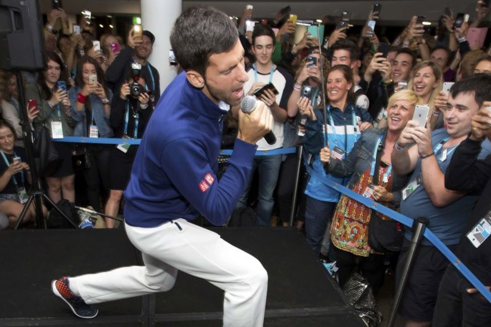 Đoković - šou na žurci zaposlenih u Melburnu: Srbin kao da je rođen sa mikrofonom! (VIDEO)