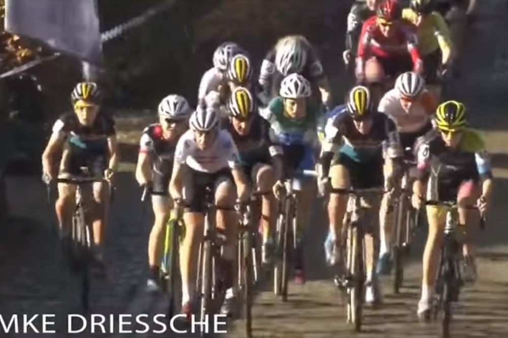 Kakva likuša: Biciklistkinja ugradila motor na bicikl, pa se vadila da nije njen! (VIDEO)