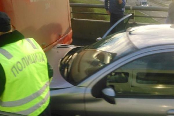 Četvoro povređenih u lančanom sudaru: 3 automobila i autobus izazvali opšti kolaps na auto-putu!