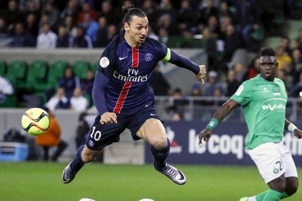 Ispala Ibrahimovića: Dok se istezao, umalo propao kroz vrata! (VIDEO)