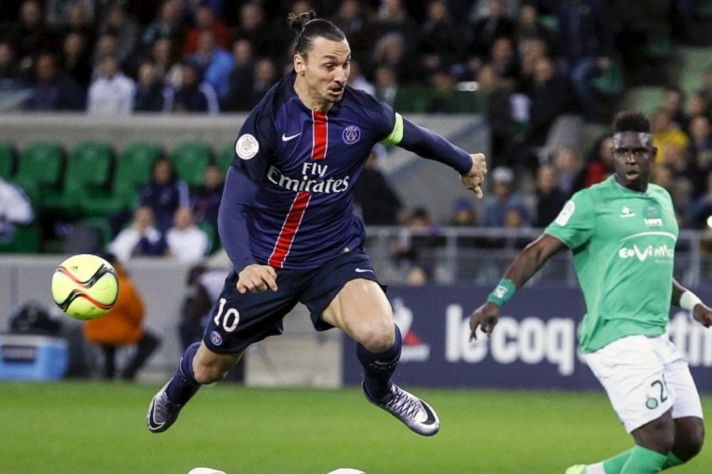 Ispala Ibrahimovića: Dok se istezao, umalo propao kroz vrata! (VIDEO)