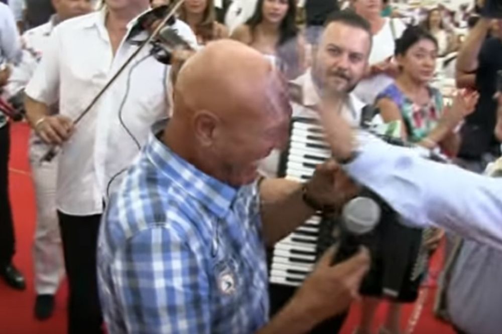 Uopšte nije gadljiv: Svat pljunuo na 500 evra pa zalepio Šabanu na čelo! (FOTO) (VIDEO)