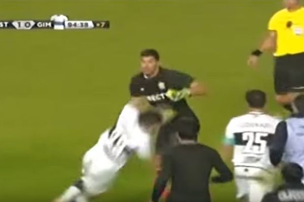 Počelo je koškanjem, a onda se primirilo, dok golman nije krenuo redom da nabada sve! (VIDEO)