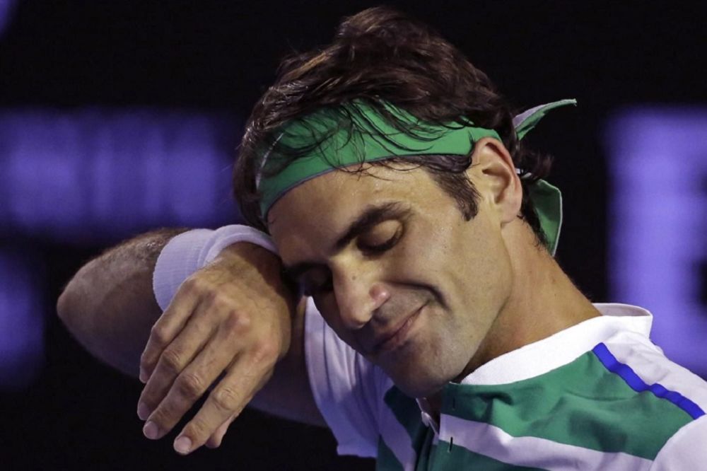 Stižu ga godine: Federeru operisano koleno posle poraza od Novaka!
